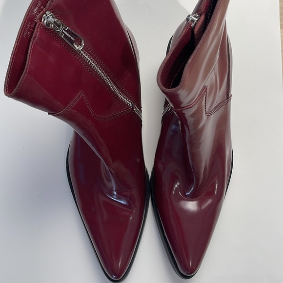 Maroon boots, western style - Picture 2 of 5